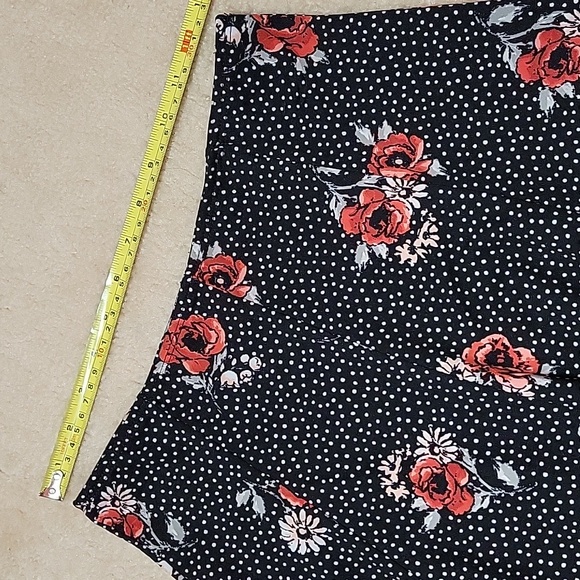 Vamp Flowy A-line Black Floral Skirt US S - Picture 3 of 6